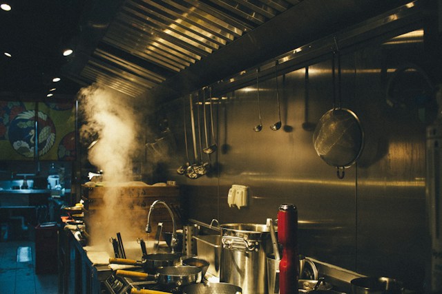 How Does a Commercial Kitchen Exhaust System Handle Smoke From High-Heat Cooking